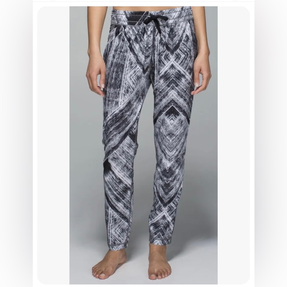 LULULEMON NAMASKAR PANT HEAT WAVE WHITE BLACK LIGHTWEIGHT JOGGER size 10 EUC
